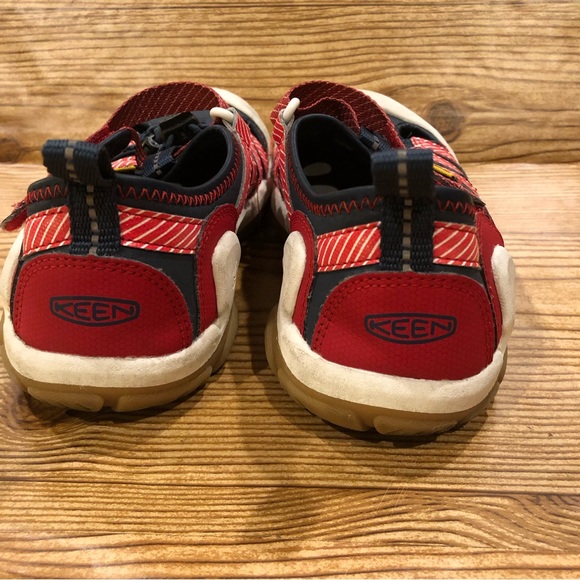 Size 1 kids Keen waterproof shoes. Red blue - Picture 8 of 11